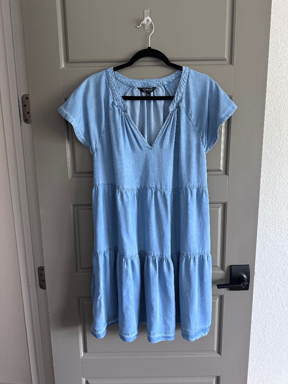 Liverpool Los Angeles tiered flutter sleeve dress